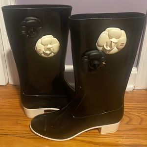 Chanel Rain Boots CC Logo Size EU 41 Camellia Flower / Black. Slightly used.
